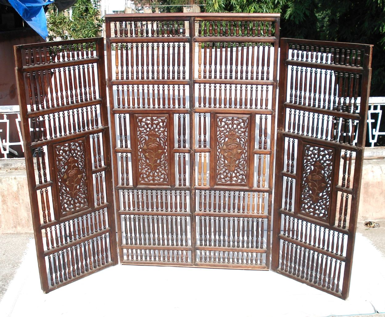 #FUSC03 English Screen with Floral Inlays and Spindle Woodwork